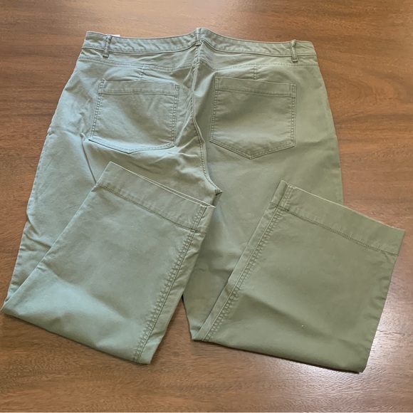 Old Navy Cropped Chino, Size 18 - Picture 2 of 5